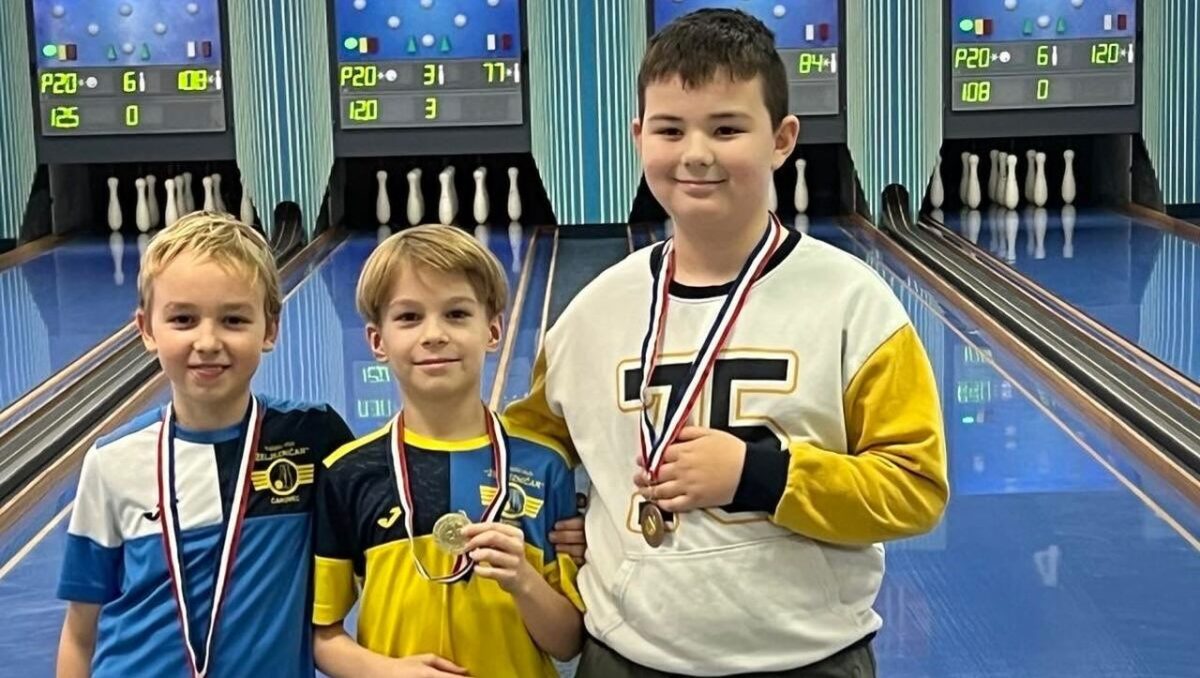 Mlade snage željezničara s medaljama oko vrata